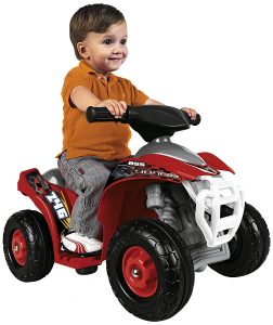 Enfant sur son quad électrique